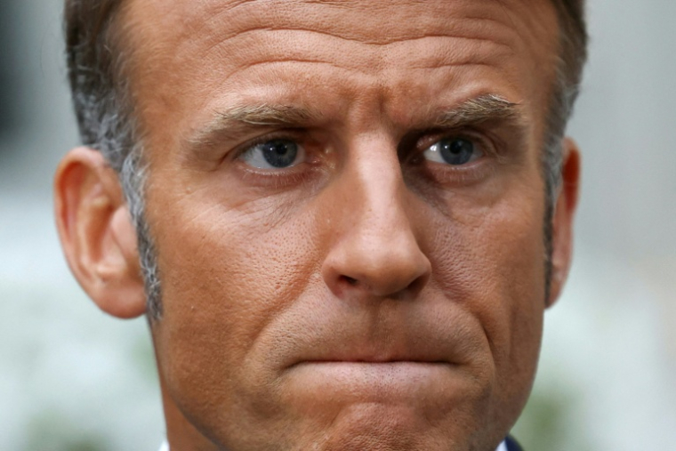 Le président français Emmanuel Macron s'adresse aux médias à la résidence de l'ambassadeur de France à Washington, le 18 août 2025 ( POOL / Yves Herman )