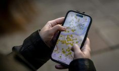 Ruta Gaskauskaite présente sur son téléphone une application qui permet aux utilisateurs de trouver les abris les plus proches, à Vilnius, le 28 mai 2026, en Lituanie ( AFP / Wojtek RADWANSKI )