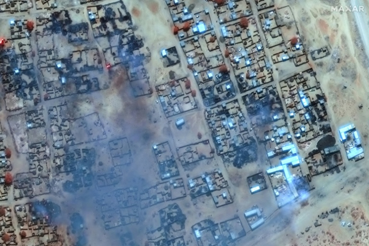 Image satellite fournie par Maxar Technologies et publiée le 17 avril 2025, montrant de la fumée des bâtiments détruits dans le camp de déplacés de Zamzam au Soudan ( Satellite image ©2025 Maxar Technologies / - )
