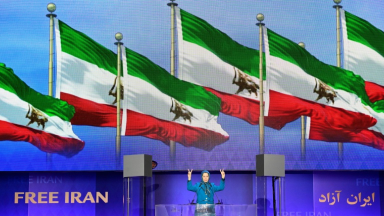 Maryam Rajavi, présidente du Conseil national de la Résistance iranienne (CNRI), une des principales organisations d'opposition hors d'Iran, lors d'une manifestation pour réclamer la chute de la République islamique, le 7 février 2026 à Berlin ( AFP / John MACDOUGALL )