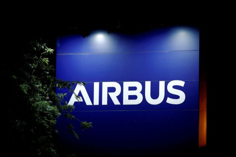 Photo du logo d'Airbus à l'entrée de son usine à Blagnac