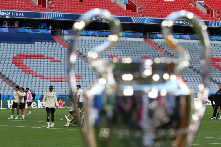 Les joueurs du Paris Saint-Germain s'entraînent vendredi à Munich devant le trophée de la Ligue des champions. ( AFP / Franck FIFE )