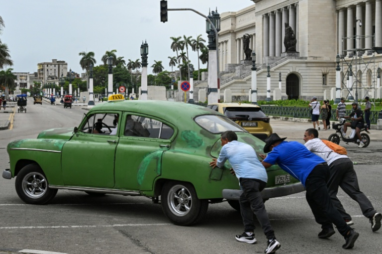 Cuba a annoncé le 29 juillet 2026 qu’elle ouvrirait certains secteurs de son économie, tels que les stations-service, au secteur privé, à la suite de l’adoption par le Parlement d’un ensemble de 176 mesures en faveur de l’économie de marché. ( AFP / YAMIL LAGE )