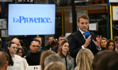 Emmanuel Macron rencontre des lecteurs de La Provence, à Marseille le 16 décembre 2025 ( POOL / Miguel MEDINA )