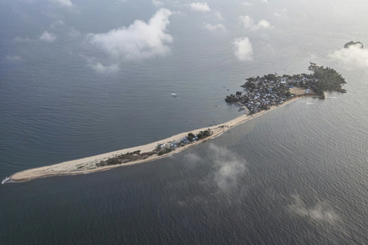 Vue aérienne de l'île de Plantain menacée de disparaître à cause de la montée des eaux, le 29 avril 2025 au large de la Sierra Leone ( AFP / PATRICK MEINHARDT )