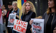 Des membres de la diaspora ukrainienne manifestent devant l'ambassade des États-Unis à Varsovie, le 6 octobre 2026, en Pologne pour réclamer un couloir humanitaire pour les habitants d'Olechky, une ville d'Ukraine assiégée par les Russes ( AFP / Wojtek RADWANSKI )