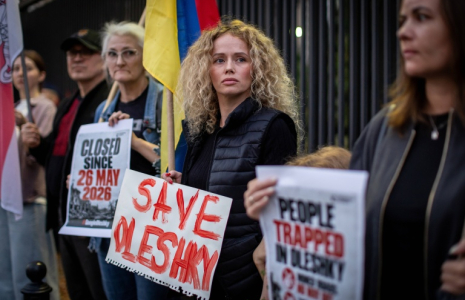 Des membres de la diaspora ukrainienne manifestent devant l'ambassade des États-Unis à Varsovie, le 6 octobre 2026, en Pologne pour réclamer un couloir humanitaire pour les habitants d'Olechky, une ville d'Ukraine assiégée par les Russes ( AFP / Wojtek RADWANSKI )