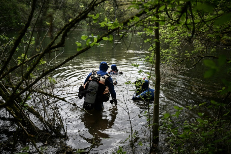 Des plongeurs de la gendarmerie participent aux recherches du corps d'Agathe Hilairet à Vivonne, dans la Vienne, le 13 avril 2025 ( AFP / Philippe LOPEZ )
