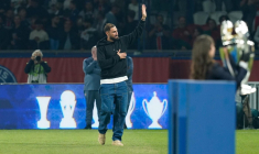 Gianluigi Donnarumma célébré par les supporters parisiens après PSG-Angers