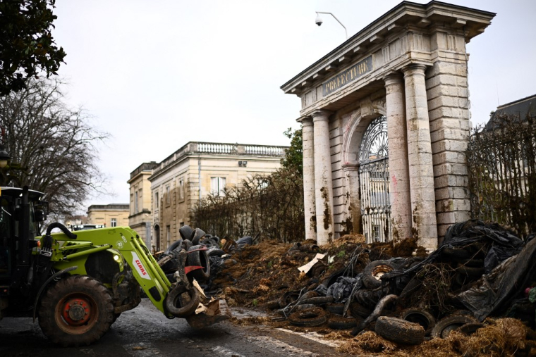 Des manifestants devanty la préfecture à Agen, le 26 janvier 2024. ( AFP / CHRISTOPHE ARCHAMBAULT )