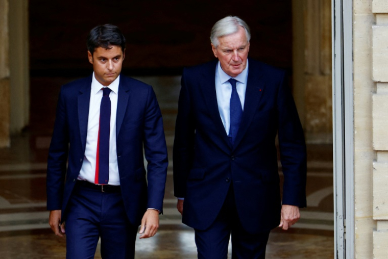 L'ex Premier ministre Michel Barnier, alors nouvellement nommé, à droite, et l'ex-Premier ministre sortant Gabriel Attal, à gauche, lors de la passation de pouvoir, à Paris le 5 septembre 2024 ( POOL / Sarah Meyssonnier )