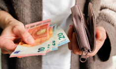 La hausse des frais bancaires reste inférieure à l’inflation. Certains coûts, comme les frais de retrait déplacé, progressent fortement.