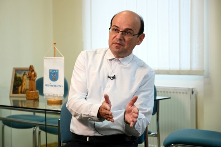 Le maire de Mezokeresztes, Janos Majoros, lors d'une interview avec l'AFP dans son bureau à Mezokeresztes, dans le nord-est de la Hongrie, le 25 septembre 2025 ( AFP / Attila KISBENEDEK )