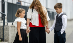 L'opposante bélarusse Antanina Kanavalava (c) accompagne sa fille Anastassia et son fils Ivan à l'école, le jour de la rentrée des classes, le 1er septembre 2025 à Varsovie, en Pologne ( AFP / Wojtek RADWANSKI )