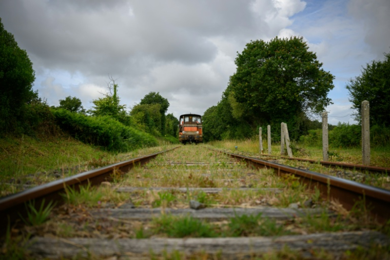 La locomotive le Tire-Bouchon entre Auray et Quiberon dans le Morbihan le 9 juin 2026 ( AFP / Loic VENANCE )