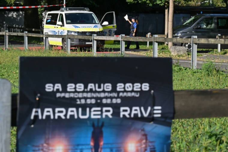 Des policiers sécurisent la zone où une fusillade a eu lieu, lors d'une rave-party à Aarau, dans le nord de la Suisse, le 30 août 2026 ( AFP / Harold CUNNINGHAM )