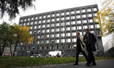 Des piétons passent devant le siège de la Banque de Suède à Stockholm