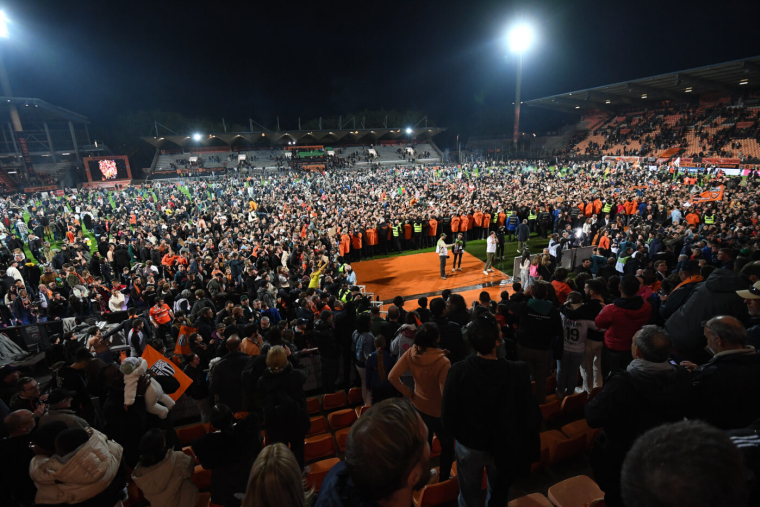 Plusieurs tribunes fermées après des sanctions pour la reprise de la Ligue 1