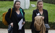 Cyrielle Chatelain et Mathilde Panot à Paris, le 19 décembre 2023. ( AFP / LUDOVIC MARIN )
