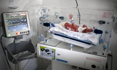 "Le risque de décès néonatal est multiplié par deux lorsque le trajet jusqu'à la maternité dépasse 45 minutes", avait affirmé le jour du vote la députée Josiane Corneloup (Droite républicaine). ( AFP / CHRISTOPHE ARCHAMBAULT )