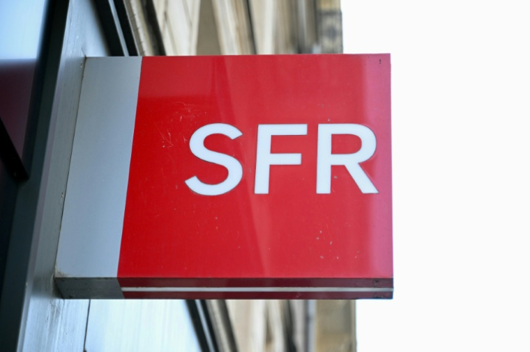 Le logo de SFR, le 16 juin 2025 à Paris ( AFP / EMMA DA SILVA )