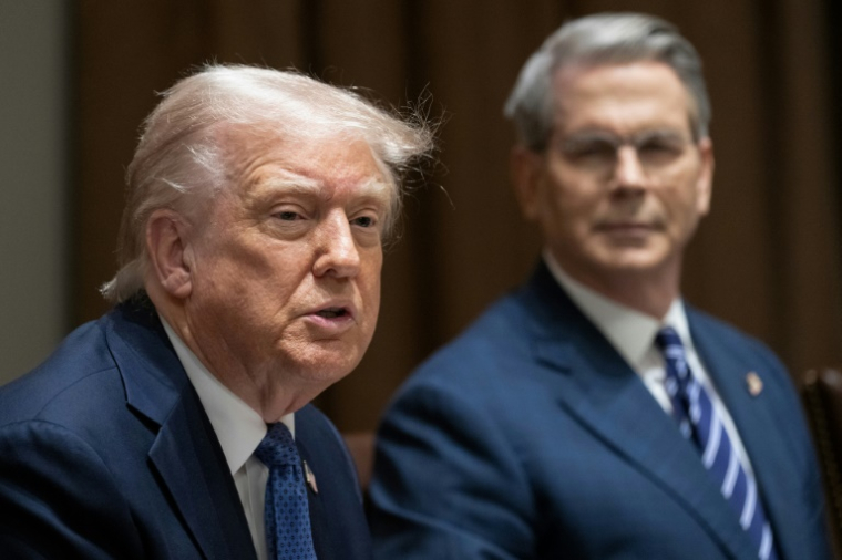 Le président américain Donald Trump, et le secrétaite au Trésor Scott Bessent (D), à Washington, le 24 avril 2025. ( AFP / SAUL LOEB )