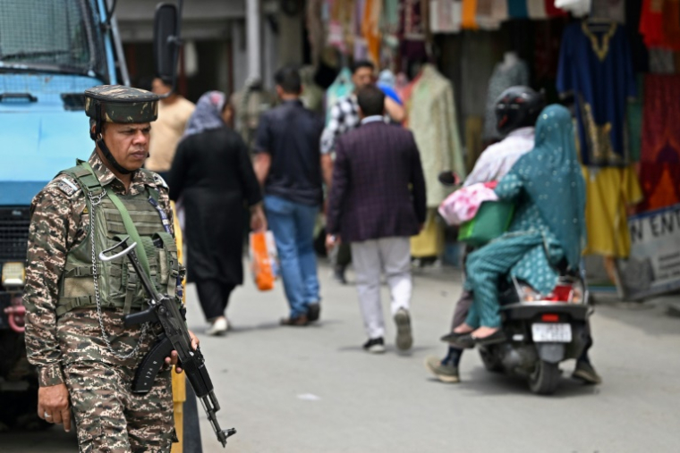 Un membre du personnel paramilitaire indien monte la garde dans une rue de Srinagar, le 5 mai 2025 au Cachemire indien ( AFP / Sajjad HUSSAIN )
