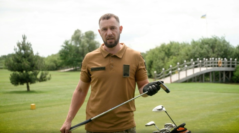 Cette image extraite d'une vidéo filmée le 15 juin 2025 et fournie par le bureau présidentiel ukrainien le 19 août montre le militaire ukrainien Kostiantyn Kartavtsev sur un terrain de golf dans la région de Kiev ( UKRAINIAN PRESIDENTIAL OFFICE / Handout )