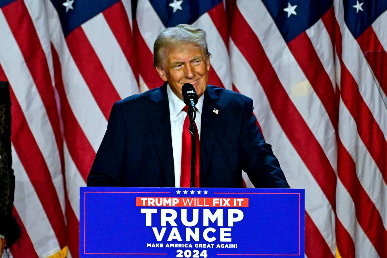 Donald Trump, faisant son discours de victoire le 6 novembre. (crédit : Jim WATSON / AFP)