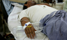 Un homme victime d'un coup de chaleur est perfusé dans un hôpital le 30 mai 2024 à Varanasi, en Inde, lors d'une vague de chaleur ( AFP / Niharika KULKARNI )