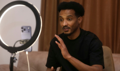 Mahad Maxamud interagit avec ses abonnés lors d'une diffusion en direct sur les réseaux sociaux depuis Mogadiscio, le 6 décembre 2025 ( AFP / Hassan Ali ELMI )