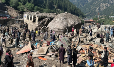 Des habitants au milieu des décombres de boutiques détruites par des crues soudaines à Parun, dans la province du Nouristan, le 21 juillet 2026 en Afghanistan ( AFP / AFP )