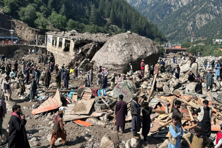 Des habitants au milieu des décombres de boutiques détruites par des crues soudaines à Parun, dans la province du Nouristan, le 21 juillet 2026 en Afghanistan ( AFP / AFP )