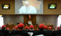 Photo diffusée par les médias du Vatican, le 10 mai 2025, du pape Léon XIV lors d'une rencontre avec des cardinaux au Vatican ( VATICAN MEDIA / Handout )