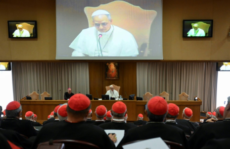 Photo diffusée par les médias du Vatican, le 10 mai 2025, du pape Léon XIV lors d'une rencontre avec des cardinaux au Vatican ( VATICAN MEDIA / Handout )