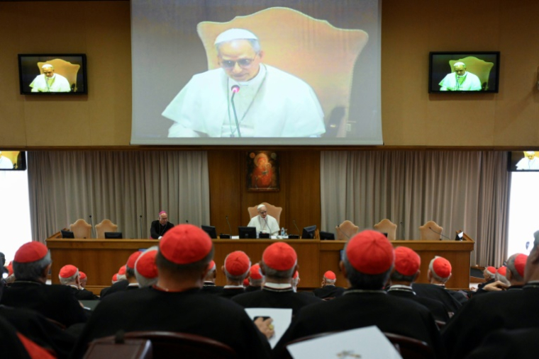 Photo diffusée par les médias du Vatican, le 10 mai 2025, du pape Léon XIV lors d'une rencontre avec des cardinaux au Vatican ( VATICAN MEDIA / Handout )