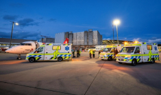 Des ambulances à l'aéroport de Zurich pour transporter des blessés en provenance de Gaza, le 24 octobre 2025 ( POOL / MICHAEL BUHOLZER )