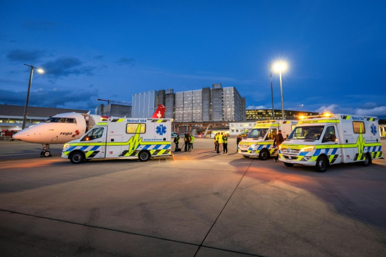 Des ambulances à l'aéroport de Zurich pour transporter des blessés en provenance de Gaza, le 24 octobre 2025 ( POOL / MICHAEL BUHOLZER )