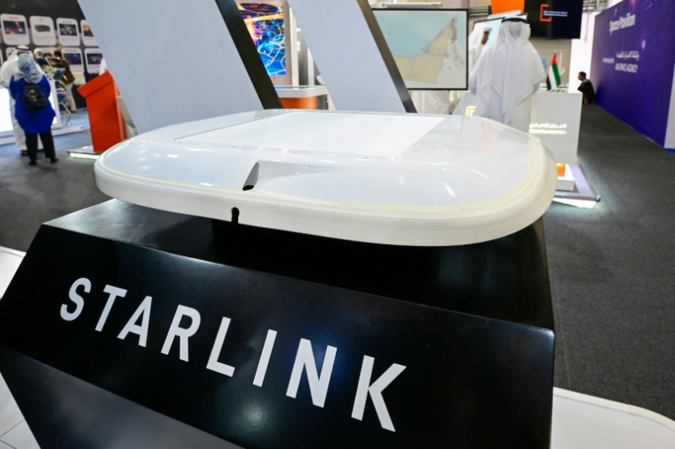 Une antenne Starlink pour avions exposée à l’aéroport international Al-Maktoum pendant le Dubaï Airshow 2025, à Dubaï, le 20 novembre 2025, aux Emirats arabes unis ( AFP / Giuseppe CACACE )