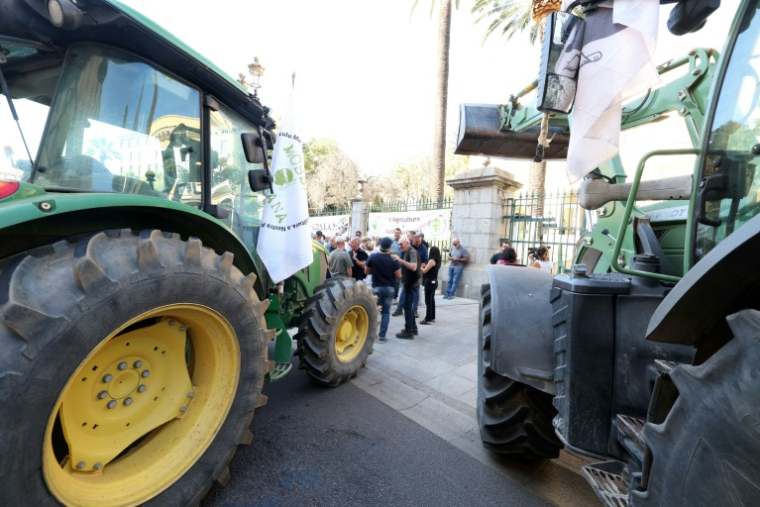 Des agriculteurs rassemblés avec leurs tracteurs devant la préfecture pour réclamer une aide financière de l'État face à la sécheresse, le 24 septembre 2026 à Ajaccio, en Corse ( AFP / Pascal POCHARD-CASABIANCA )