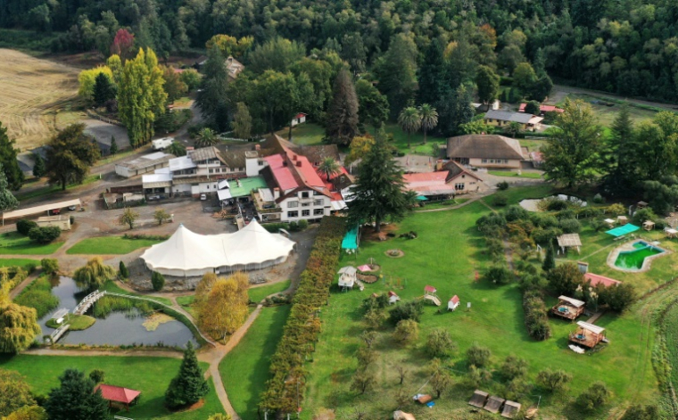 Vue aérienne du village Villa Baviera, anciennement Colonia Dignidad, à Parral, au Chili, le 15 avril 2025 ( AFP / RODRIGO ARANGUA )