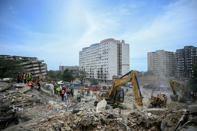 Des équipes de secours et des bénévoles recherchent des corps parmi les décombres d’un immeuble effondré à Caraballeda, au Venezuela, le 3 août 2026. ( AFP / Federico PARRA )
