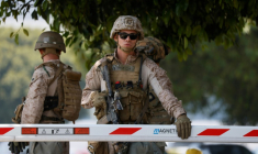 Des Marines gardent l'entrée d'un parking devant le Wilshire Federal Building à Los Angeles, Californie, le 13 juin 2025.   ( AFP / Etienne LAURENT )