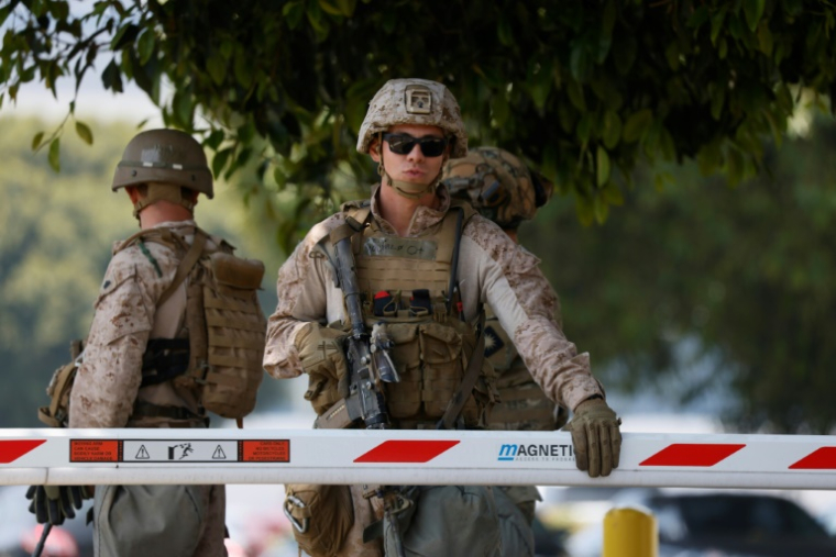 Des Marines gardent l'entrée d'un parking devant le Wilshire Federal Building à Los Angeles, Californie, le 13 juin 2025. ( AFP / Etienne LAURENT )