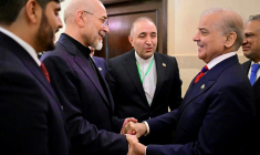 Le Premier ministre pakistanais Shehbaz Sharif (à droite) salue le chef du Parlement iranien Mohammad Bagher Ghalibaf, le 11 avril 2026 à Islamabad ( Pakistan Prime Minister's Office / - )