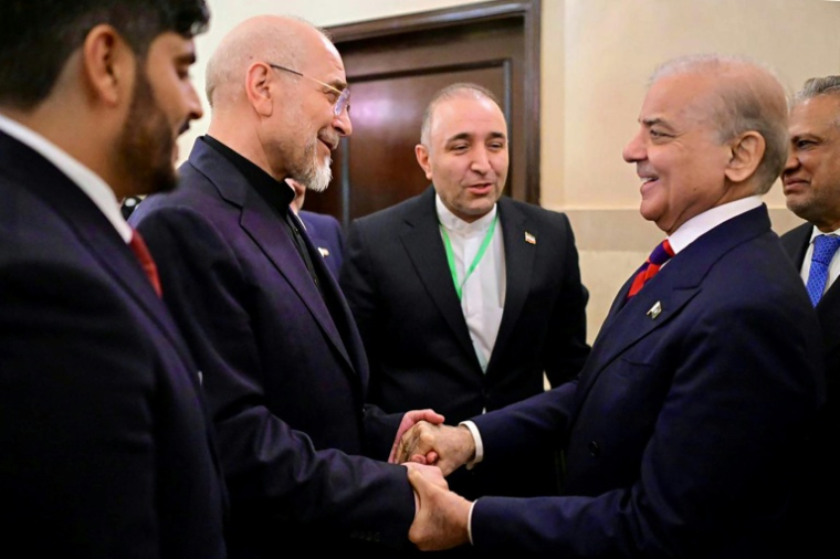 Le Premier ministre pakistanais Shehbaz Sharif (à droite) salue le chef du Parlement iranien Mohammad Bagher Ghalibaf, le 11 avril 2026 à Islamabad ( Pakistan Prime Minister's Office / - )