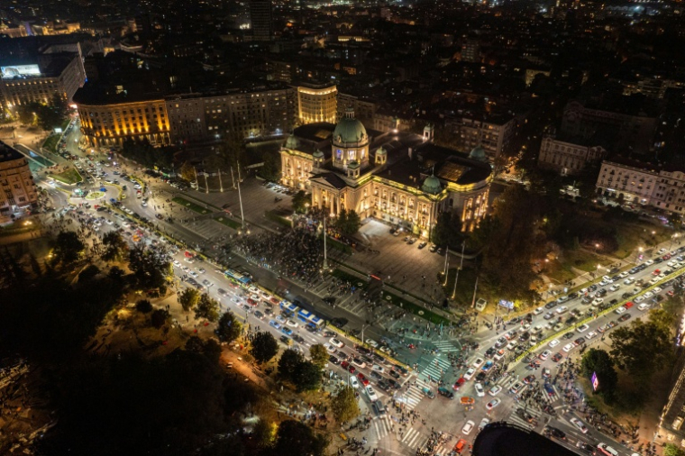Vue aérienne de Belgrade dans la nuit du 25 au 26 octobre après la victoire de l'opposition aux législatives en Serbie. ( AFP / DJORDJE KOSTIC )