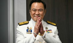 Le nouveau Premier ministre thaïlandais, Anutin Charnvirakul, salue les représentants des médias à son arrivée pour prononcer un discours après la cérémonie d'investiture royale, au siège du parti Bhumjaithai à Bangkok, le 7 septembre 2025. ( AFP / Lillian SUWANRUMPHA )
