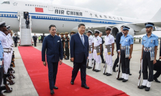 Photographie prise et diffusée le 12 septembre 2026 par le Bureau d'information de presse indien (PIB) du président chinois Xi Jinping (D) à son arrivée à New Delhi, où se tient le sommet des BRICS  ( Indian Press Information Bureau (PIB) / Handout )