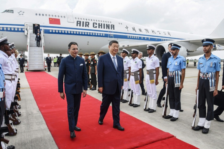 Photographie prise et diffusée le 12 septembre 2026 par le Bureau d'information de presse indien (PIB) du président chinois Xi Jinping (D) à son arrivée à New Delhi, où se tient le sommet des BRICS  ( Indian Press Information Bureau (PIB) / Handout )